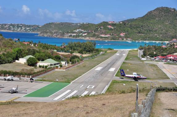 O aeroporto de St. Jean, em St. Bath, termina numa bela baía de águas azuis